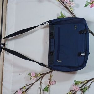 Boarding bag school or work CARRY all bag lots of pockets sum with zipper  blue